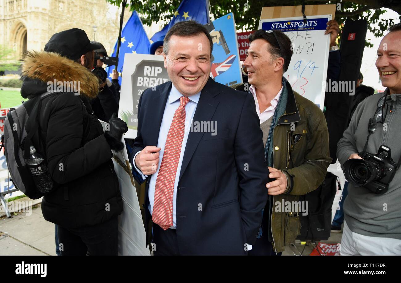 27. Mär 2019. Arron Banken, Co Gründer von EU-Kampagne verlassen, Andy Wigmore, auf den Tag, an dem das Parlament die Kontrolle über Brexit, Houses of Parliament, London. UK Credit: michael Melia/Alamy leben Nachrichten Stockfoto