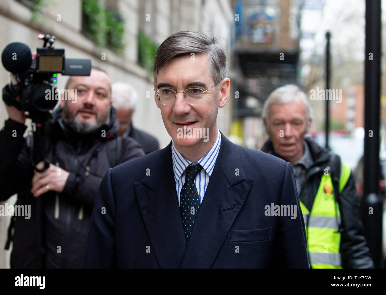 London, Großbritannien. 27. Mär 2019. Der konservative Abgeordnete und Vorsitzende der ERG, Jakob Rees-Mogg, in der Westminster heute. Er sagt, daß er bereit ist, Theresa's Können zu sichern, wenn die DUP zu zustimmen. Credit: Tommy London/Alamy leben Nachrichten Stockfoto