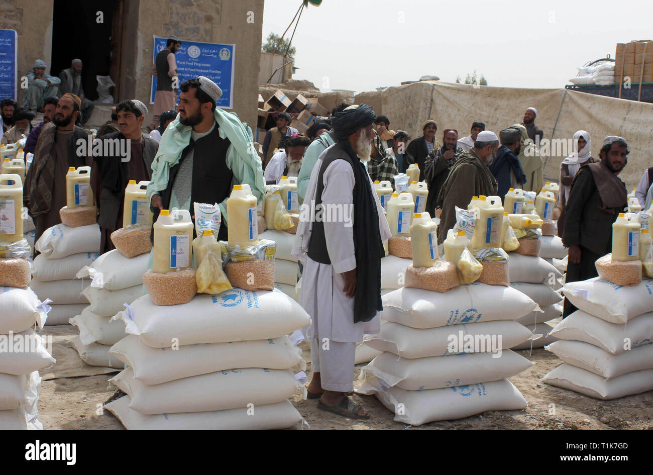 Kandahar, Afghanistan. 27 Mär, 2019. Hilfe erhalten die Menschen in der Provinz Kandahar, Afghanistan, 27. März 2019. Mehr als 10.000 Haushalte nach den letzten schweren Überschwemmungen in den südlichen und westlichen Provinzen Afghanistans vertrieben wurden, das UN-Büro für die Koordinierung humanitärer Angelegenheiten (OCHA) vor kurzem berichtet. Credit: Sanaullah Seaim/Xinhua/Alamy leben Nachrichten Stockfoto