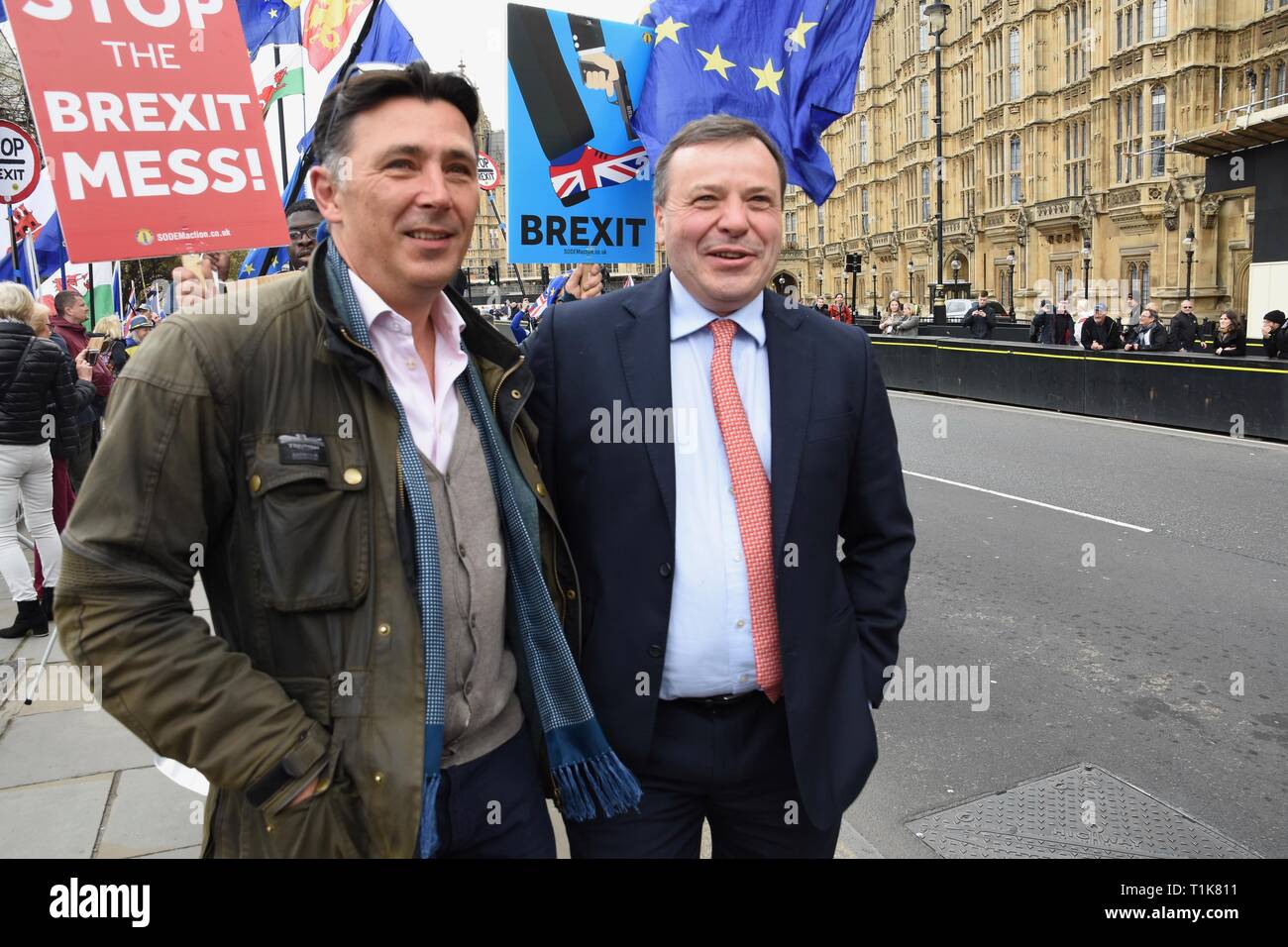 London, Großbritannien. 27 Mär, 2019. Arron Banken, Co Gründer von lassen EU-Kampagne, Andy Wigmore, Houses of Parliament, Westminster, London. UK Credit: michael Melia/Alamy leben Nachrichten Stockfoto