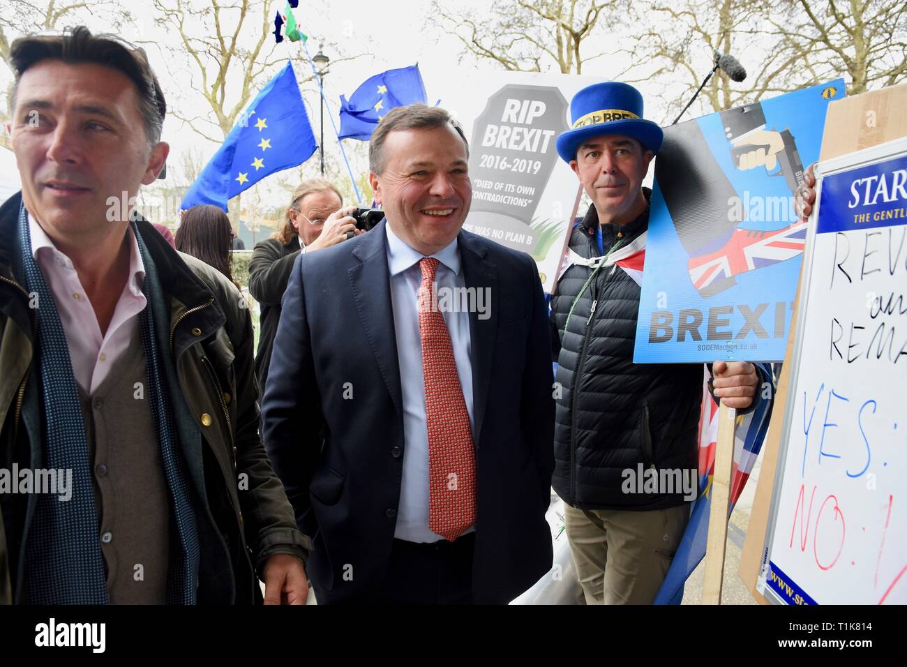London, Großbritannien. 27 Mär, 2019. Arron Banken, Co Gründer von lassen EU-Kampagne, Andy Wigmore, Steve Bray, SODEM, Houses of Parliament, Westminster, London. UK Credit: michael Melia/Alamy leben Nachrichten Stockfoto