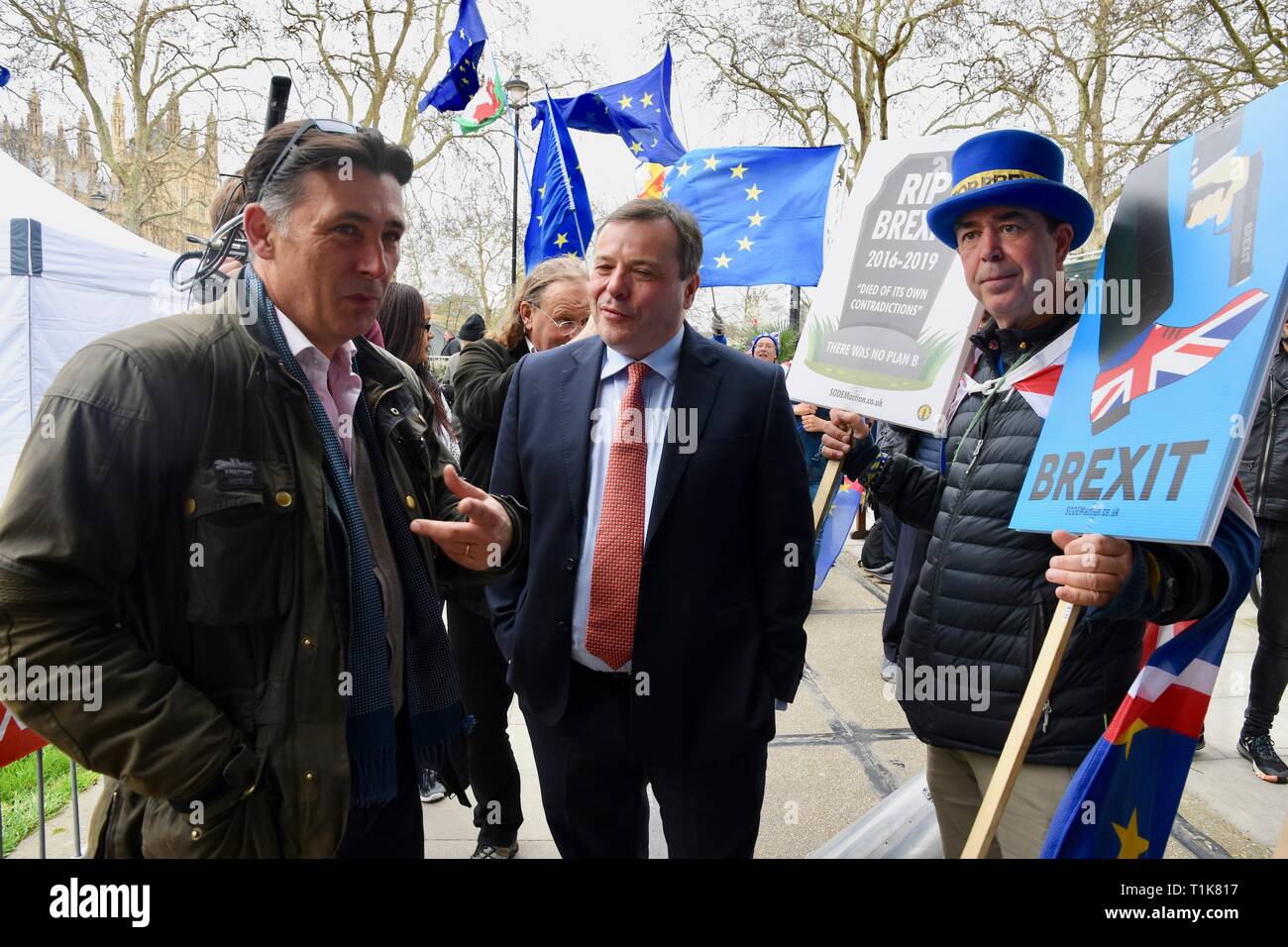 London, Großbritannien. 27 Mär, 2019. Arron Banken, Co Gründer von lassen EU-Kampagne, Andy Wigmore, Steve Bray, SODEM, Houses of Parliament, Westminster, London. UK Credit: michael Melia/Alamy leben Nachrichten Stockfoto