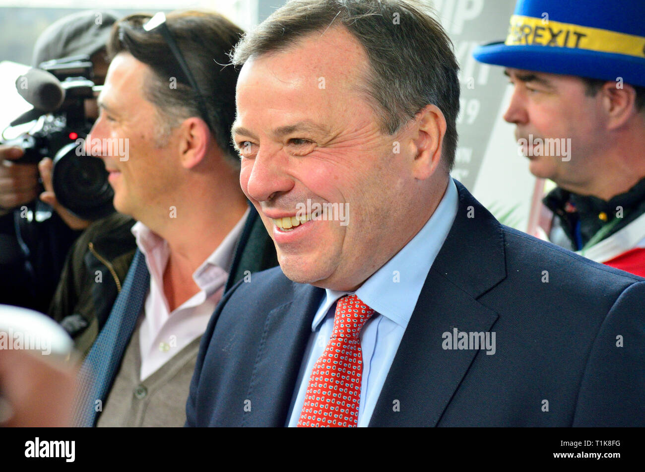Arron Banken - Geschäftsmann und politischen Spender. Mitbegründer der verlassen. EU-Kampagne, mit Gefährten verlassen Mitkämpfer Andy Wigmore (links) vorbei an College Green, Westminster, März 2019. Stockfoto