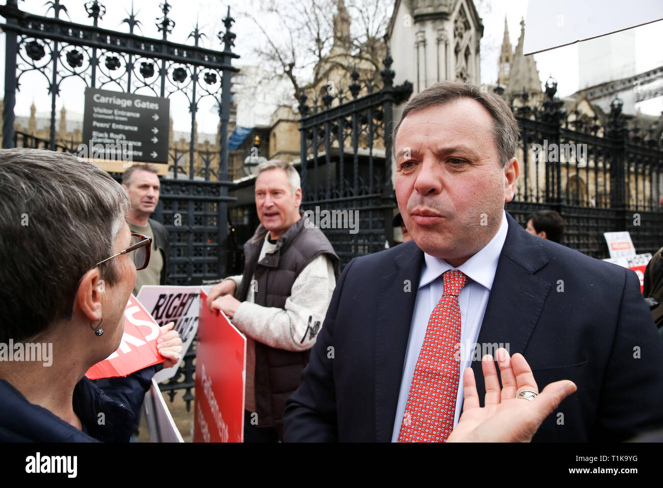 März 27, 2019 - London, Vereinigtes Königreich - Aaron Banken, britischer Unternehmer und Mitbegründer der lassen EU-Kampagne wird beobachtet, als er mit Pro-Brexit Demonstranten außerhalb des Parlaments. (Bild: © Dinendra Haria/SOPA Bilder über ZUMA Draht) Stockfoto