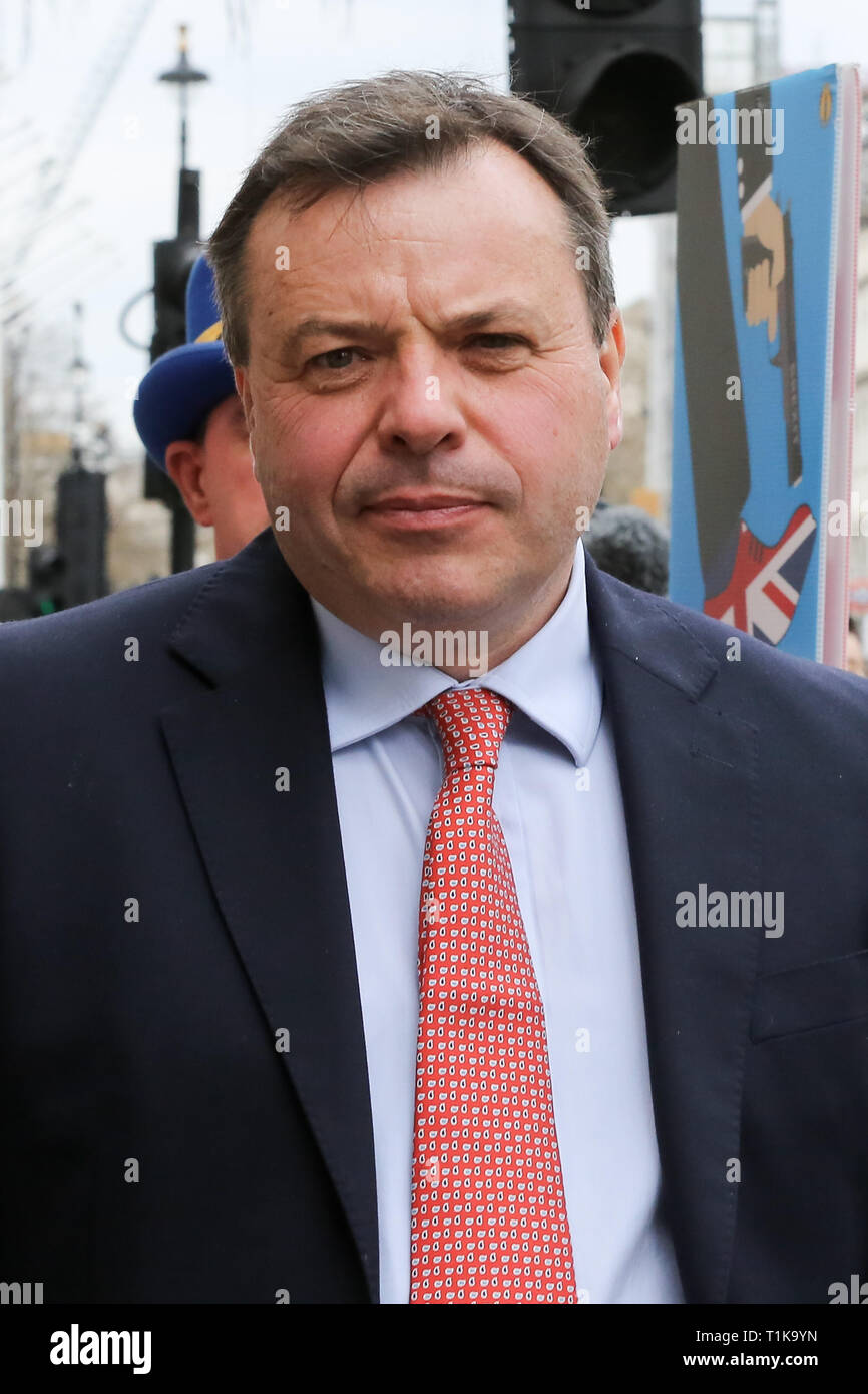 März 27, 2019 - London, Vereinigtes Königreich - Aaron Banken, britischer Unternehmer und Mitbegründer der lassen EU-Kampagne ist außerhalb des Parlaments zu sehen. (Bild: © Dinendra Haria/SOPA Bilder über ZUMA Draht) Stockfoto