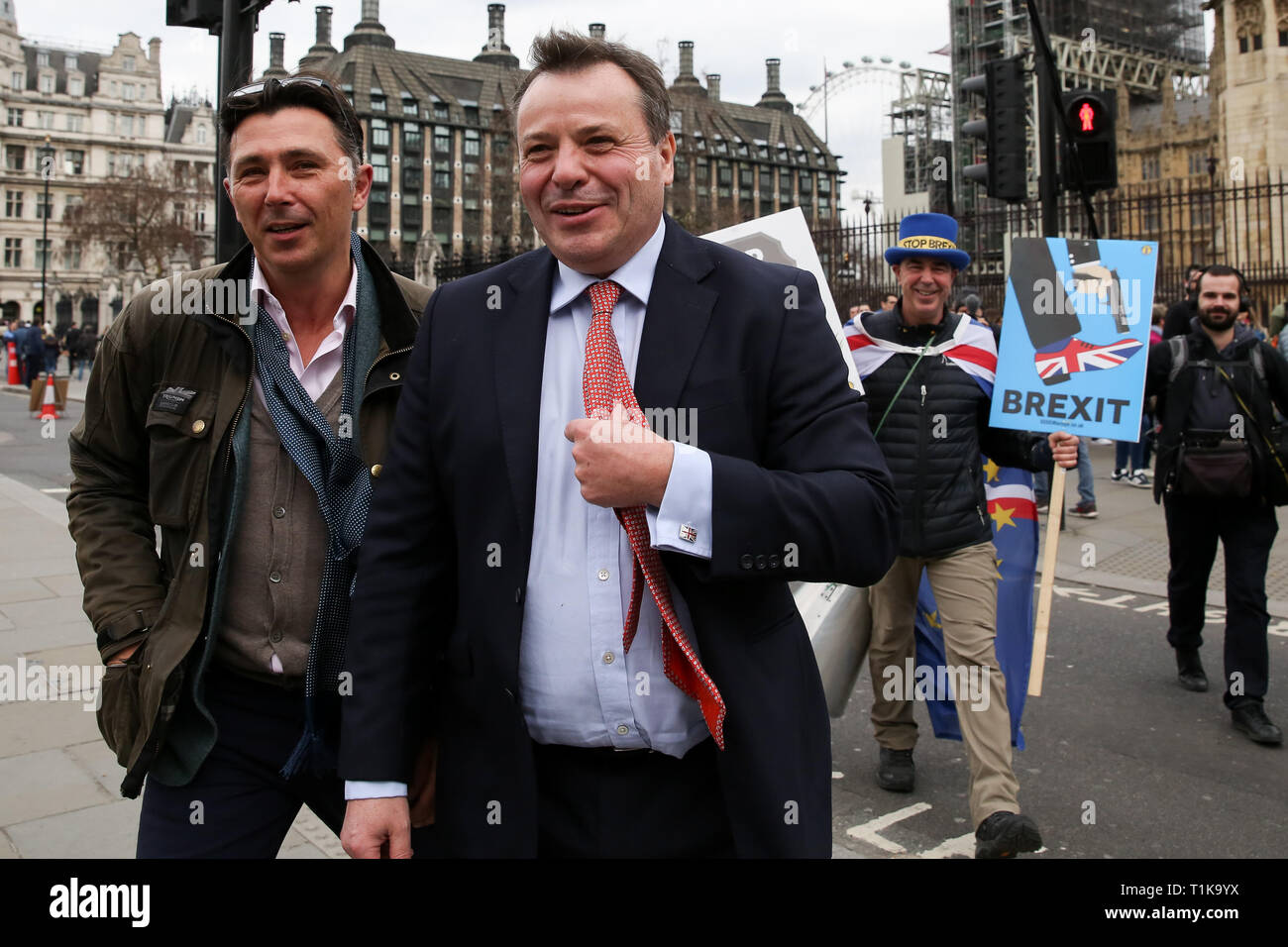 März 27, 2019 - London, Vereinigtes Königreich - Aaron Banken, britischer Unternehmer und Mitbegründer der lassen EU-Kampagne wird beobachtet, als er mit Pro-Brexit Demonstranten außerhalb des Parlaments. (Bild: © Dinendra Haria/SOPA Bilder über ZUMA Draht) Stockfoto