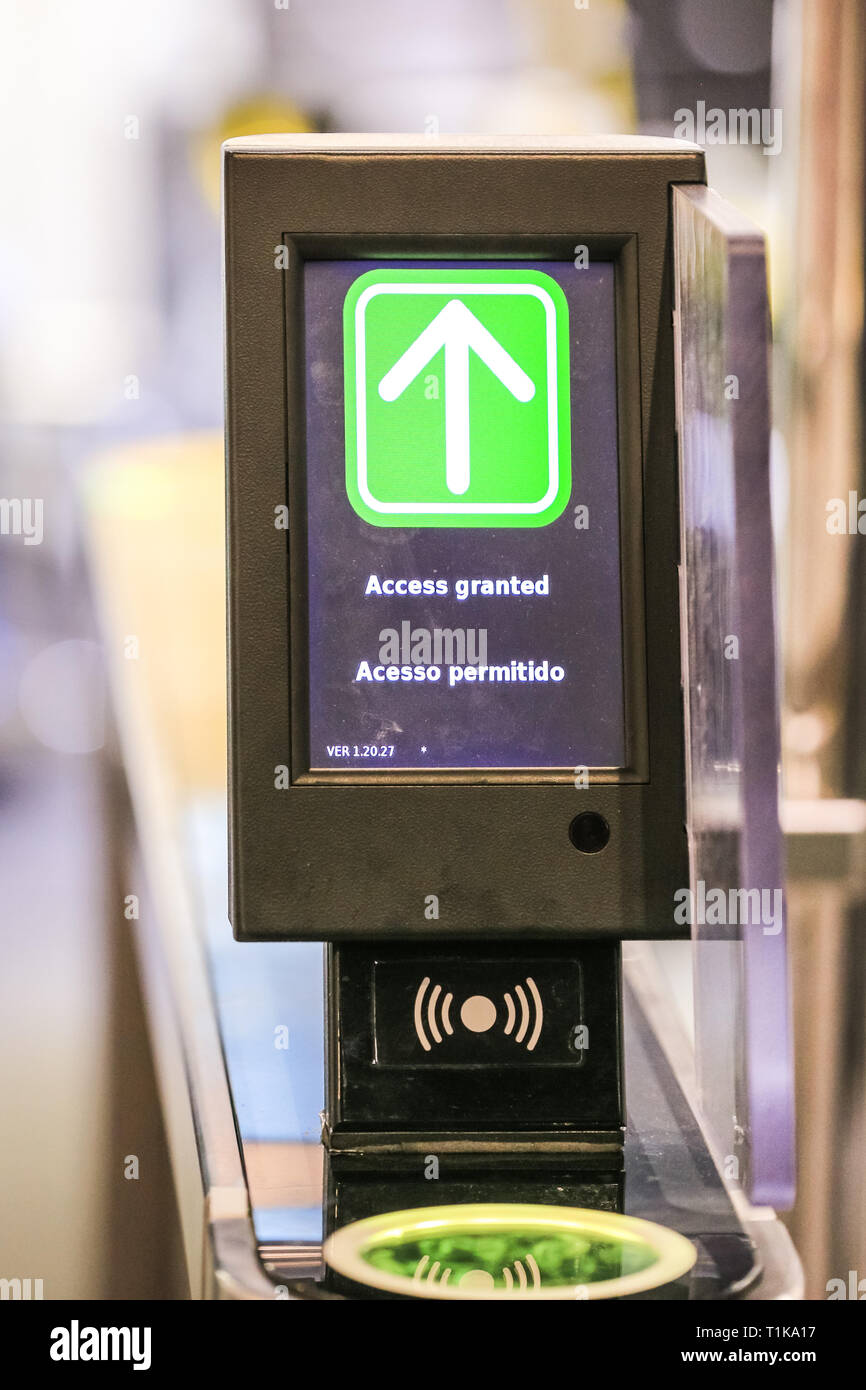 ExCel, London, UK. 27 Mär, 2019. Detail shot Der digicon d'Flow access control Gates. Die Passenger Terminal Expo 2019 bringt Aussteller und Fachbesucher die neuesten Technologien und Produkte von mehr als 350 der weltweit führenden Anbieter von Lösungen zum Flughafen zu sehen. Credit: Imageplotter/Alamy leben Nachrichten Stockfoto