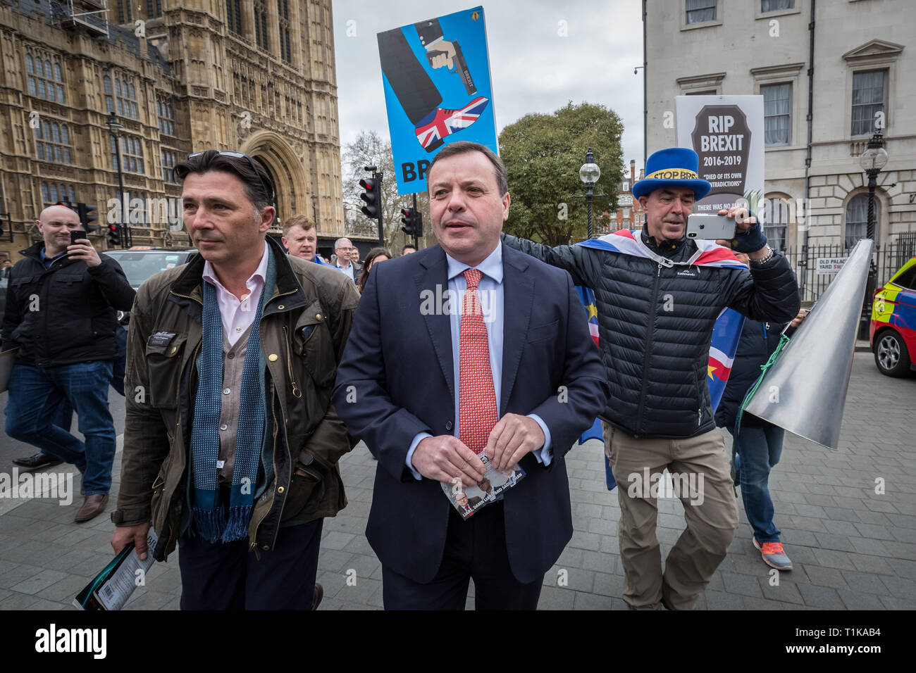 Aaron Banken (C), Mitbegründer der lassen EU-Kampagne und Andy Wigmore (L), Communications Director sind sowohl durch Westminster durch Pro verfolgt - EU-Befürworter, darunter Steve Bray (R). Banken war bisher einer der größten Geber für die UK Independence Party (UKIP) und bankrolled Nigel Farage-Kampagne der EU zu verlassen. London, Großbritannien. Stockfoto