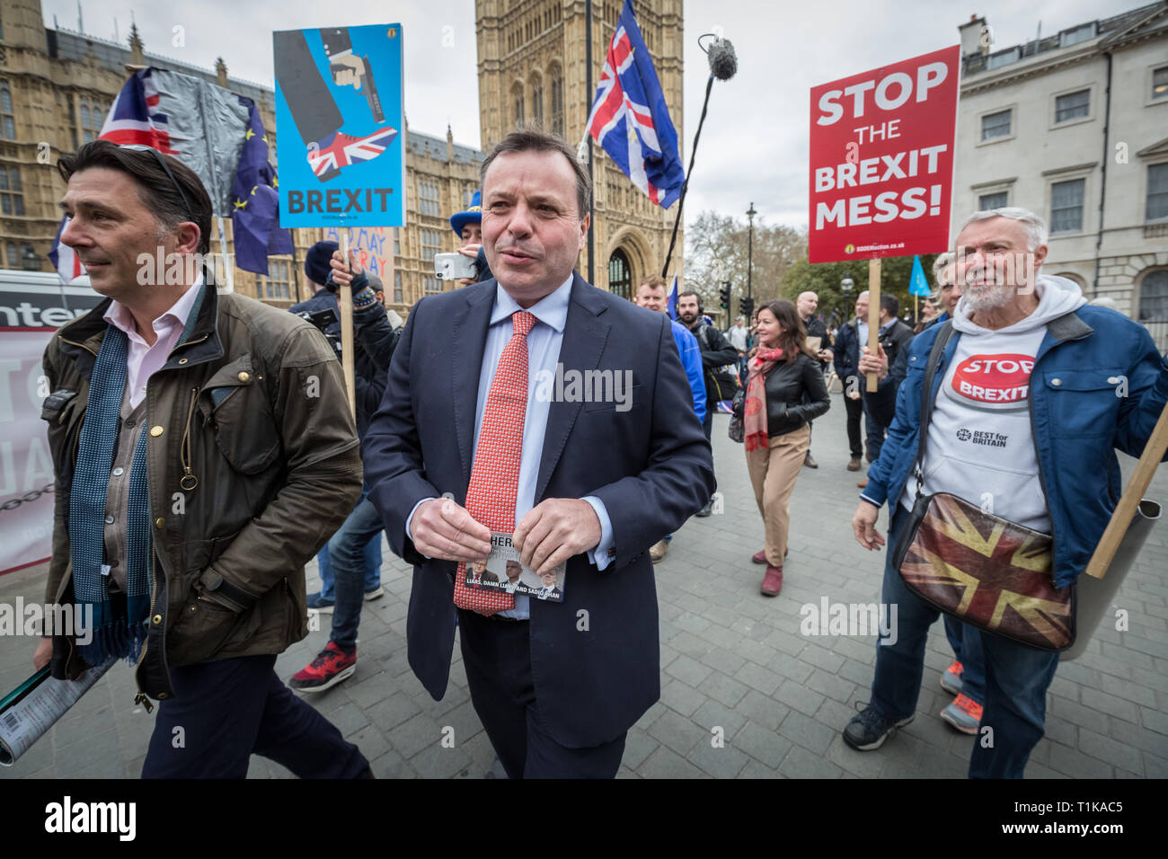 Aaron Banken (C), Mitbegründer der lassen EU-Kampagne und Andy Wigmore (L) die Leiterin Kommunikation, sowohl durch Westminster durch Pro verfolgt werden - EU-Befürworter. Banken war bisher einer der größten Geber für die UK Independence Party (UKIP) und bankrolled Nigel Farage-Kampagne der EU zu verlassen. London, Großbritannien. Stockfoto
