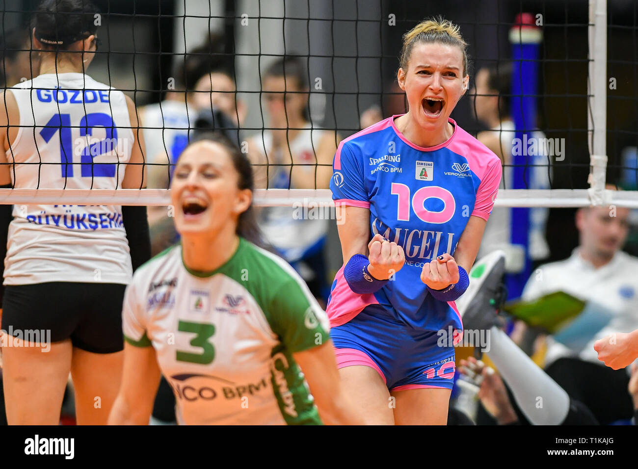 Italy Women Volley Team Stockfotos Und Bilder Kaufen Seite 3 Alamy