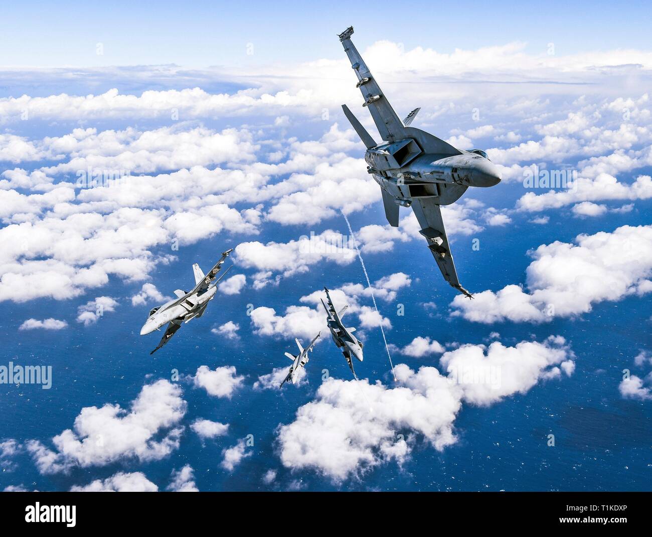 Us Navy F/A-18E Super Hornet Kampf Flugzeug mit Strike Fighter Squadron 136 fliegen in Formation während einer Übung März 12, 2019 über Lemoore, Kalifornien. Stockfoto
