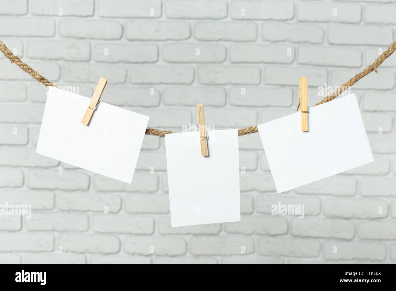 Fotopapier, Seil mit Wäscheklammern befestigen Stockfoto