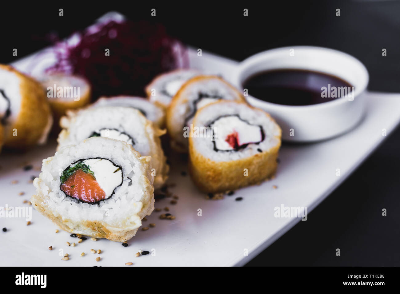 Close up Hot panko Sushi Roll mit Sojasoße Stockfoto