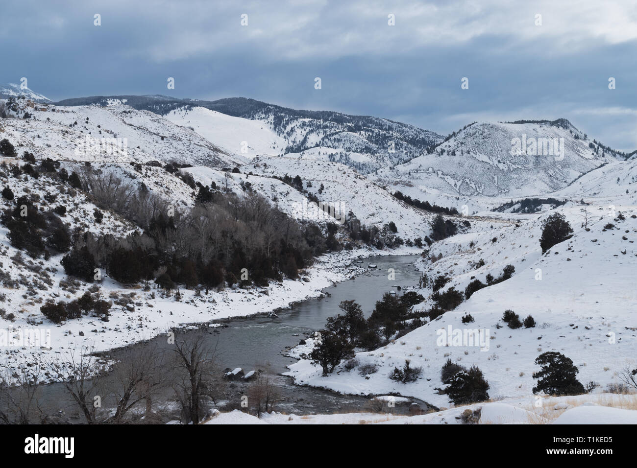 Ein Fluss zwischen schneebedeckten Bergen im Yellowstone National Park. Stockfoto