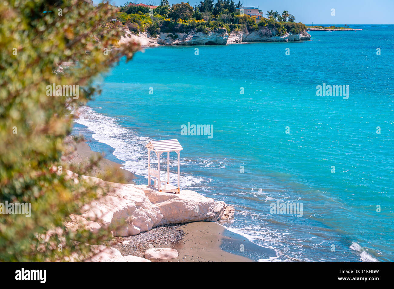 Schönen Sommer Blick auf die weißen Klippen und türkisblauem Wasser Meer at Governor's Beach in der Nähe von Limassol, Zypern. Stockfoto