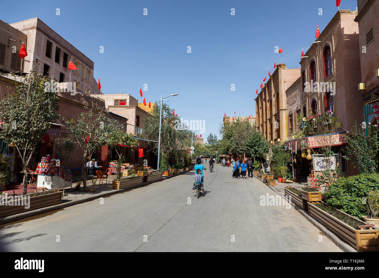 Straße in Kashgar Altstadt, mit traditionellen Häuser an beiden Seiten der Straße (Xinjiang, China) Stockfoto