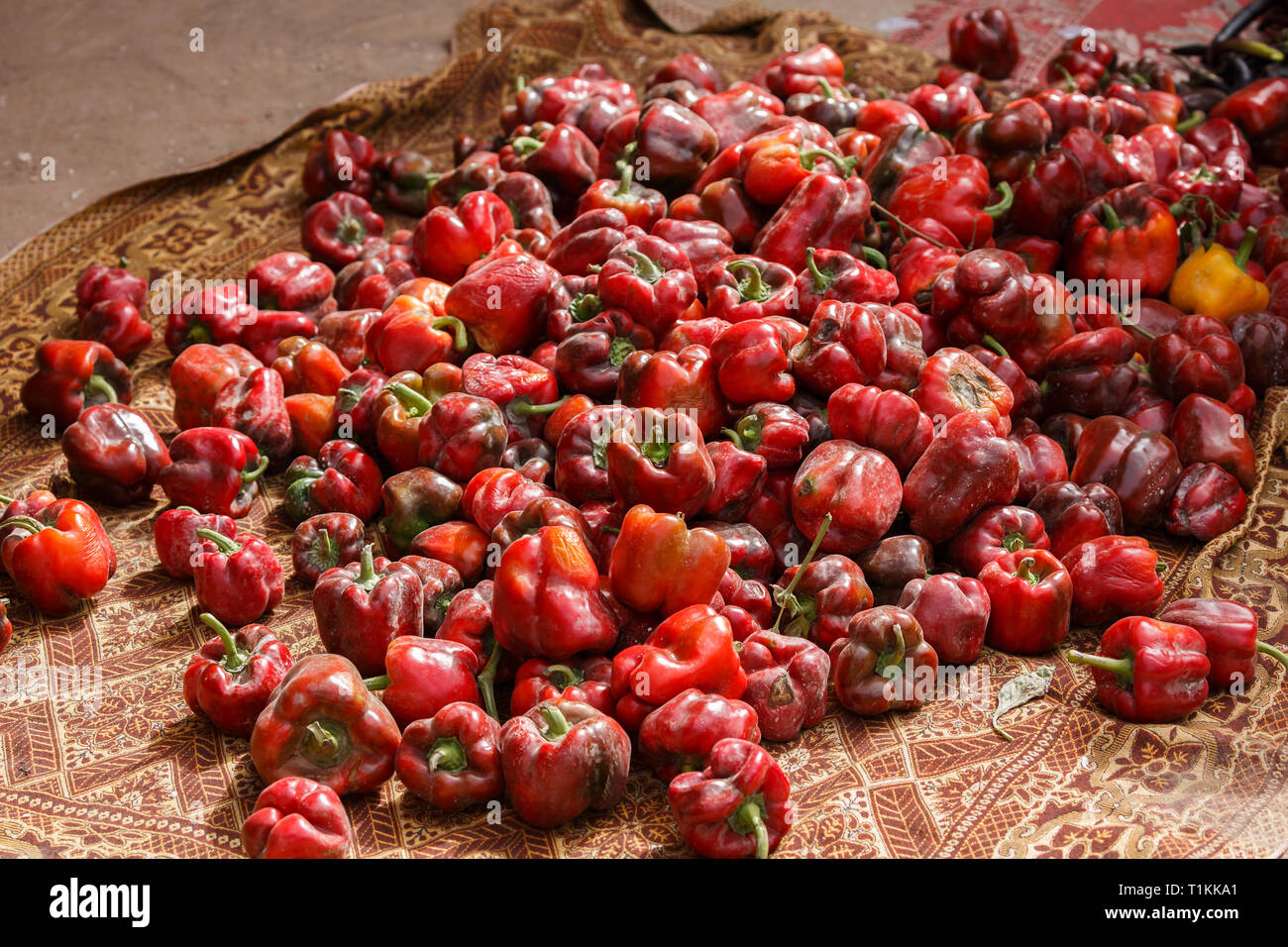 KASHGAR, XINJIANG/CHINA - Oktober 1, 2017: ein Haufen von rotem Pfeffer auf einem Teppich - eine alternative Gemüse zum Verkauf an. Stockfoto