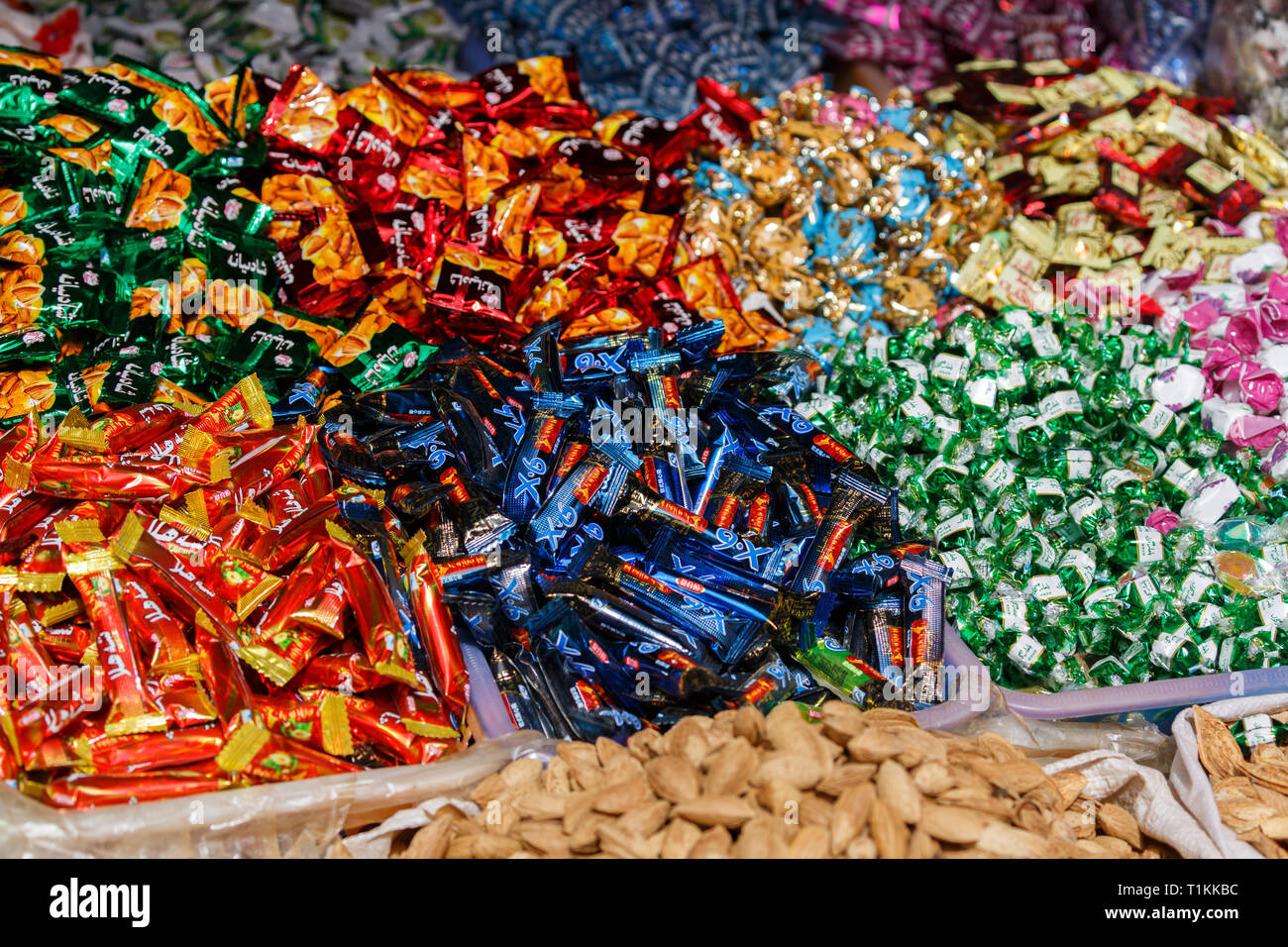 In der Nähe von Candy/Süßigkeiten auf Anzeige zum Verkauf. Auf einem Markt in Kashgar (Provinz Xinjiang, China) erfasst. Stockfoto