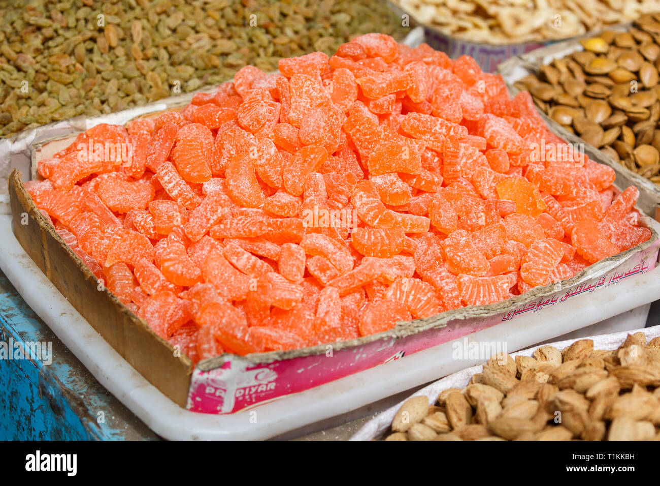 KASHGAR, XINJIANG/CHINA - Oktober 1, 2017: Orange gefärbten Süßigkeiten auf Anzeige zum Verkauf. Auf einem Markt in Kashgar gefangen. Stockfoto