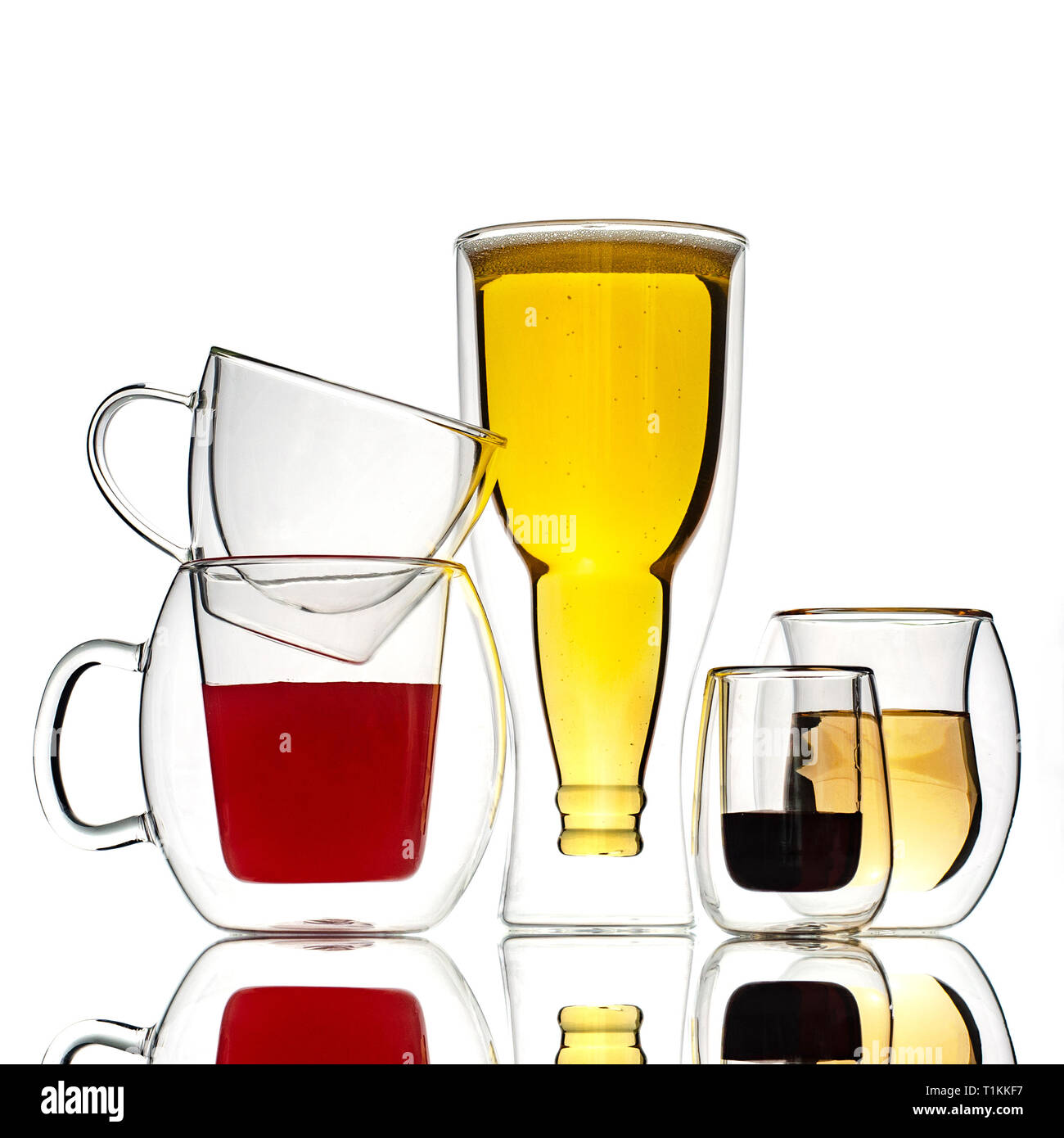 Gläser und Tassen mit doppelten Wänden, auf einem weißen Hintergrund. Isoliert. Stockfoto