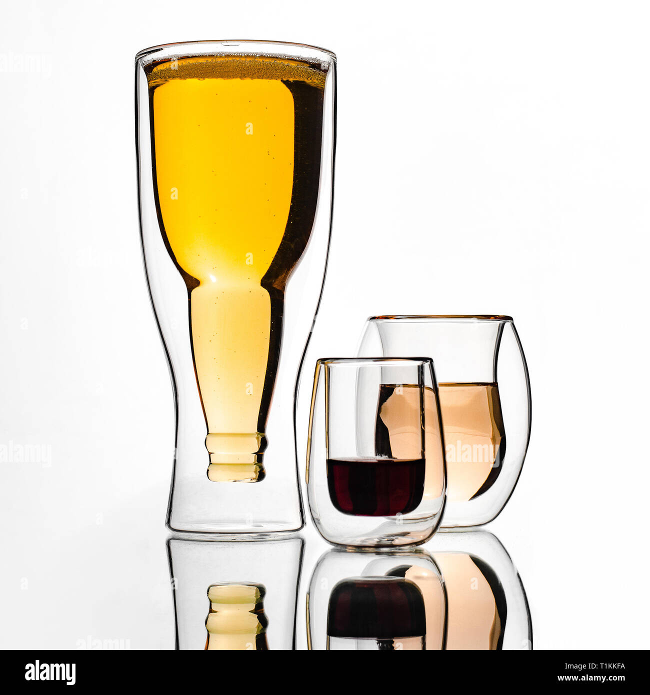Gläser und Tassen mit doppelten Wänden, auf einem weißen Hintergrund. Isoliert. Stockfoto