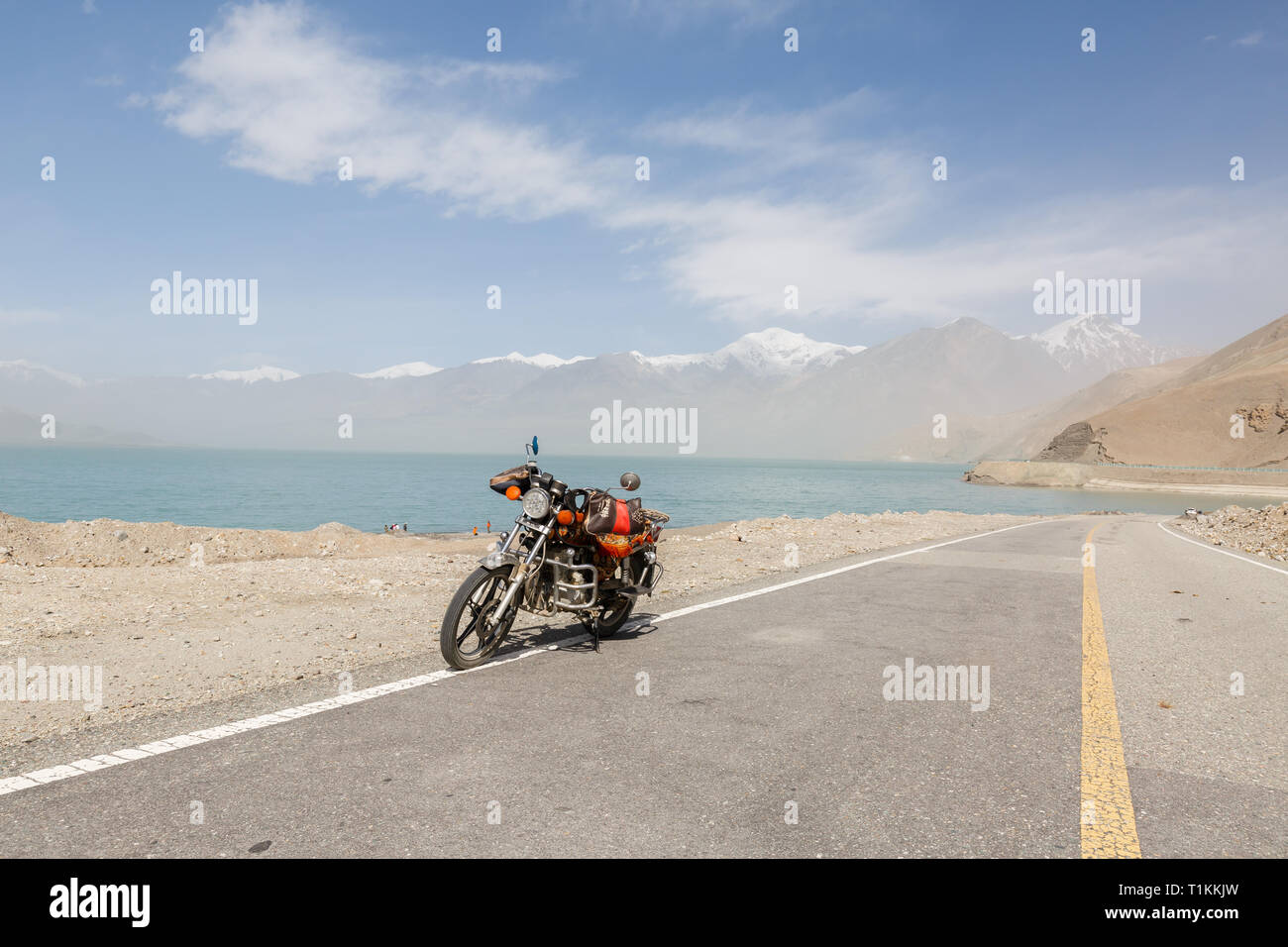 Motorrad auf Karakorum Highway III geparkt Stockfoto