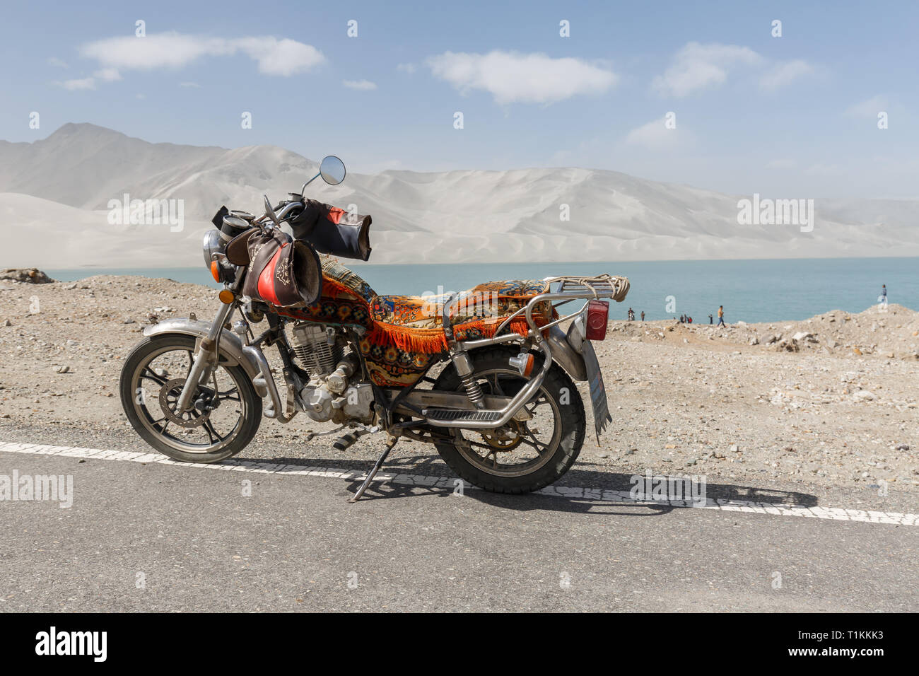 Motorrad geparkt auf Karakorum Highway II Stockfoto