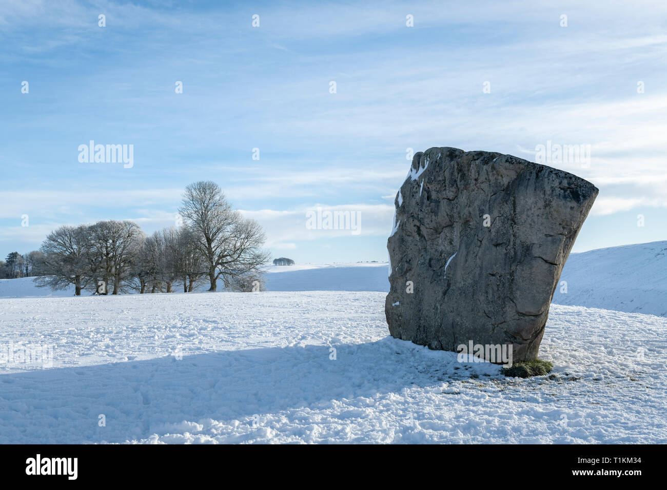 Avebury stehenden Steinen nach einem schweren Schnee Stockfoto