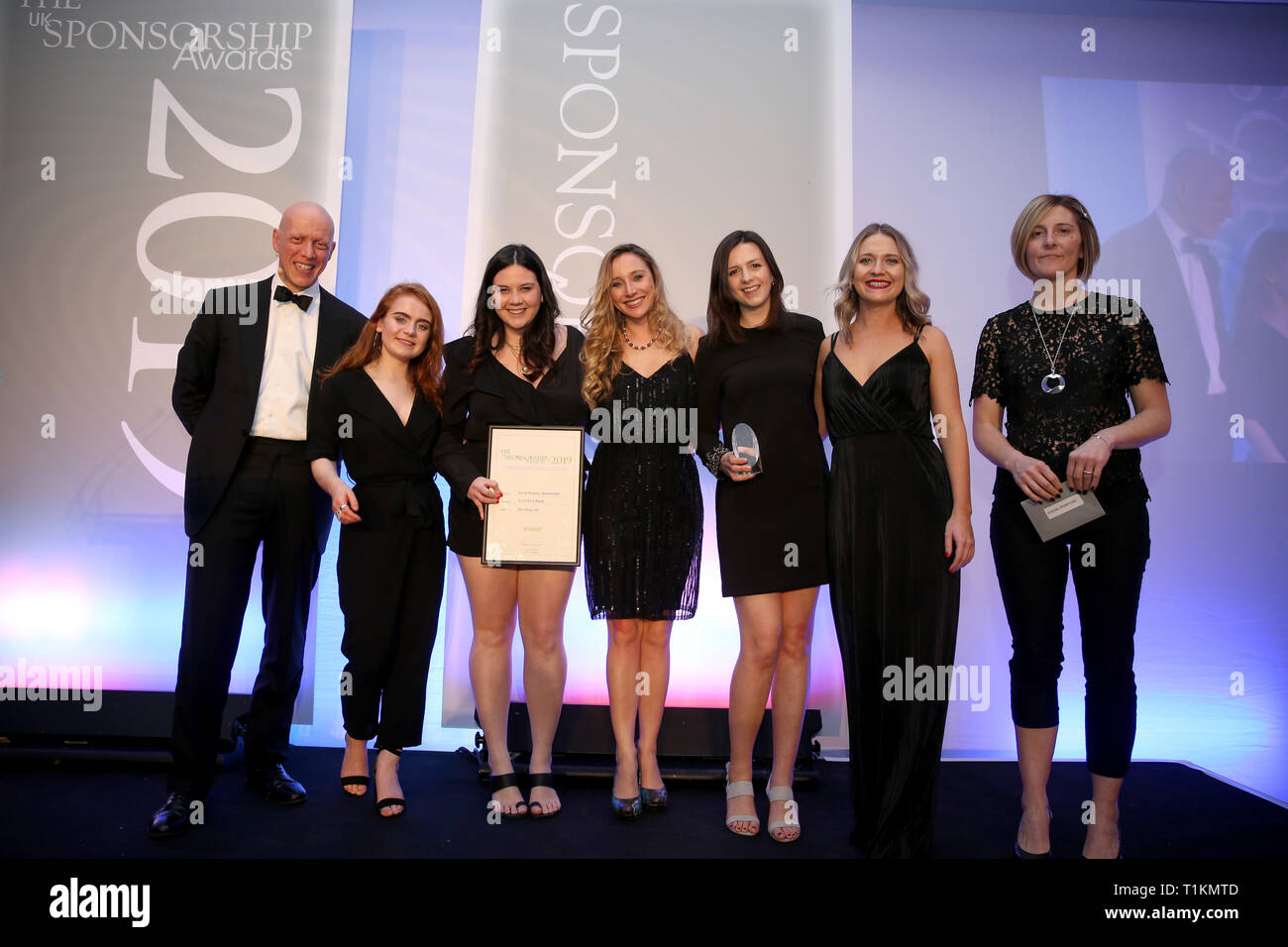 Gewinner des Social Sponsoring auf der Bühne während der britischen Sponsoring Awards 2019 in London Marriott Hotel Grosvenor Square, London statt. Stockfoto Gewinner des Social Sponsoring auf der Bühne während der britischen Sponsoring Awards 2019 in London Marriott Hotel Grosvenor Square, London statt. Stockfoto