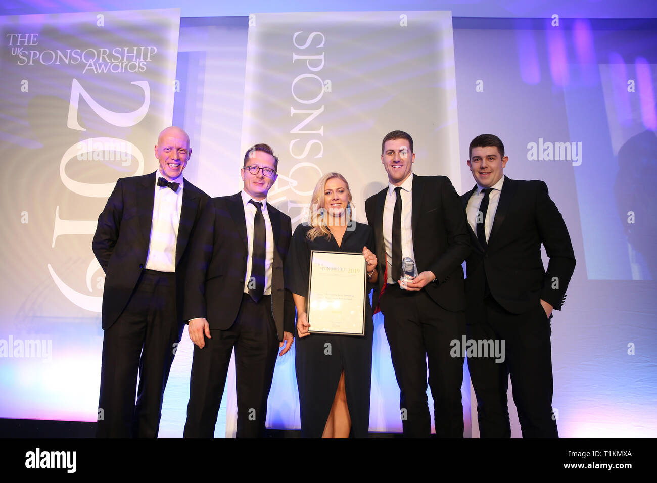 Winnners der besten Gaming-basierte Sponsoring auf der Bühne während der britischen Sponsoring Awards 2019 in London Marriott Hotel Grosvenor Square, London statt. Stockfoto Winnners der besten Gaming-basierte Sponsoring auf der Bühne während der britischen Sponsoring Awards 2019 in London Marriott Hotel Grosvenor Square, London statt. Stockfoto