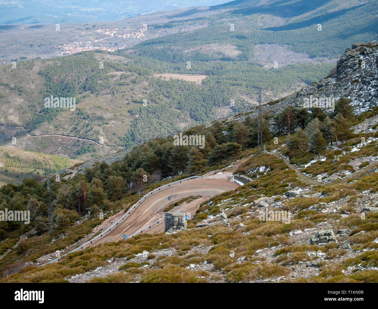 Sehr geschlossenen Kurve auf einem gefährlich hohen Berg weg von der Luftaufnahme auf Pena de Francia, La Alberca (Salamanca) Stockfoto