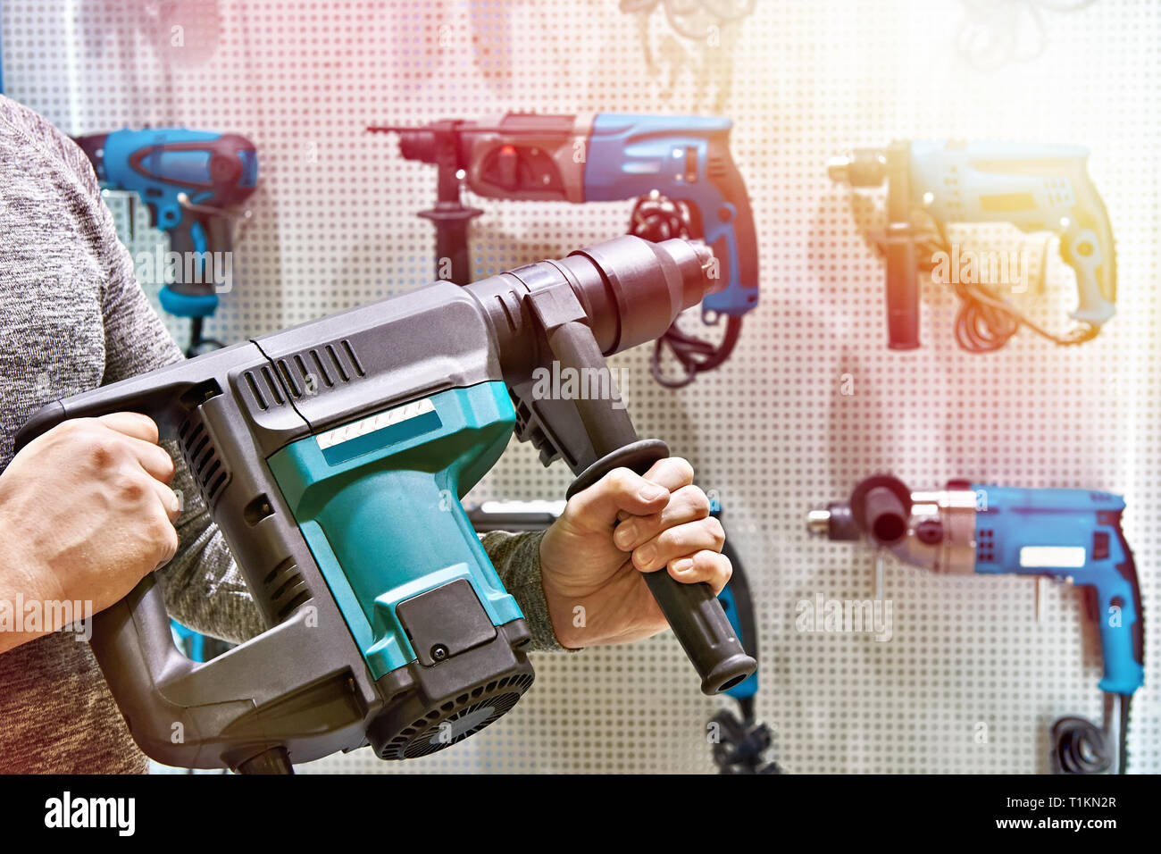 Bohrhammer in die Hände Großansicht des Menschen Stockfoto