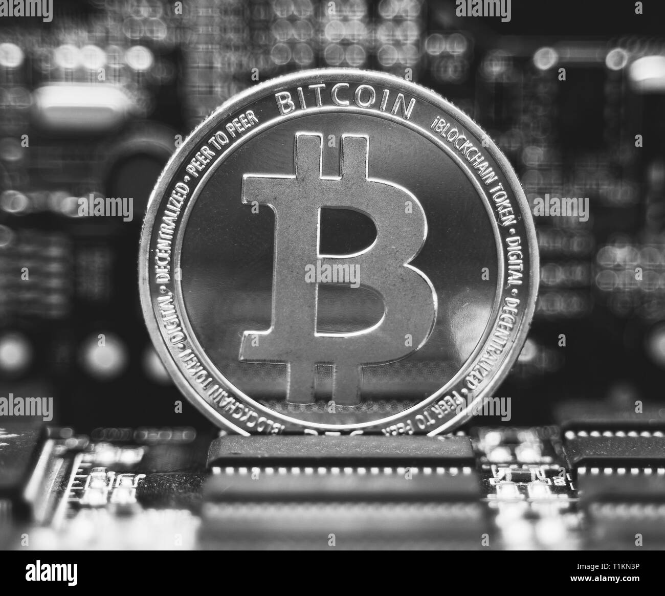 Silber bitcoin und Videokarte. Cryptocurrency mining Konzept. Stockfoto