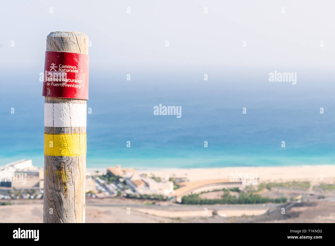 Post auf dem Fuerteventura Berge informieren den Wanderer über den Trail. Schild: Natürliche Trail. Natürliche Pfade von Fuerteventura. Stockfoto