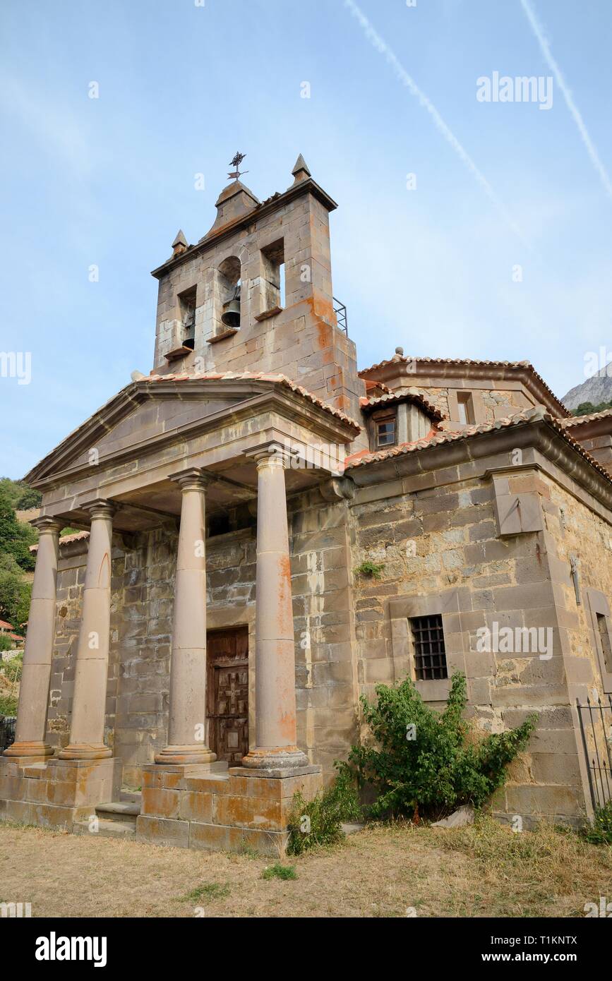Kirche von San Juan Bautista de Salarzon, Salarzon, Picos de Europa, Kantabrien, Spanien, August 2016. Stockfoto