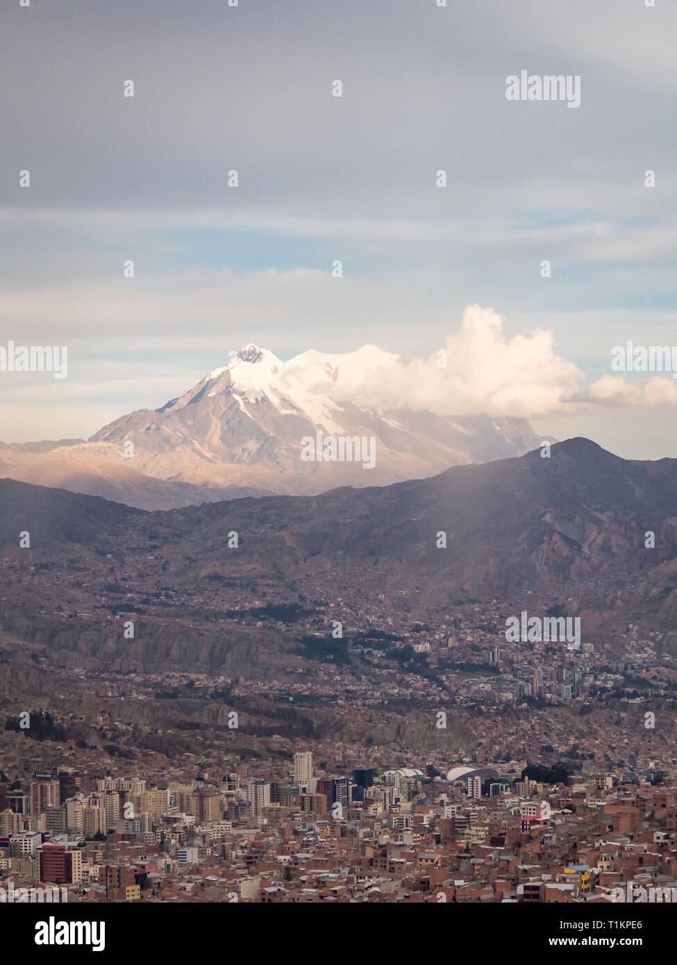 Das Stadtbild von La Paz, Bolivien mit Illimani Berg erhebt im Hintergrund. Die Anden Stockfoto