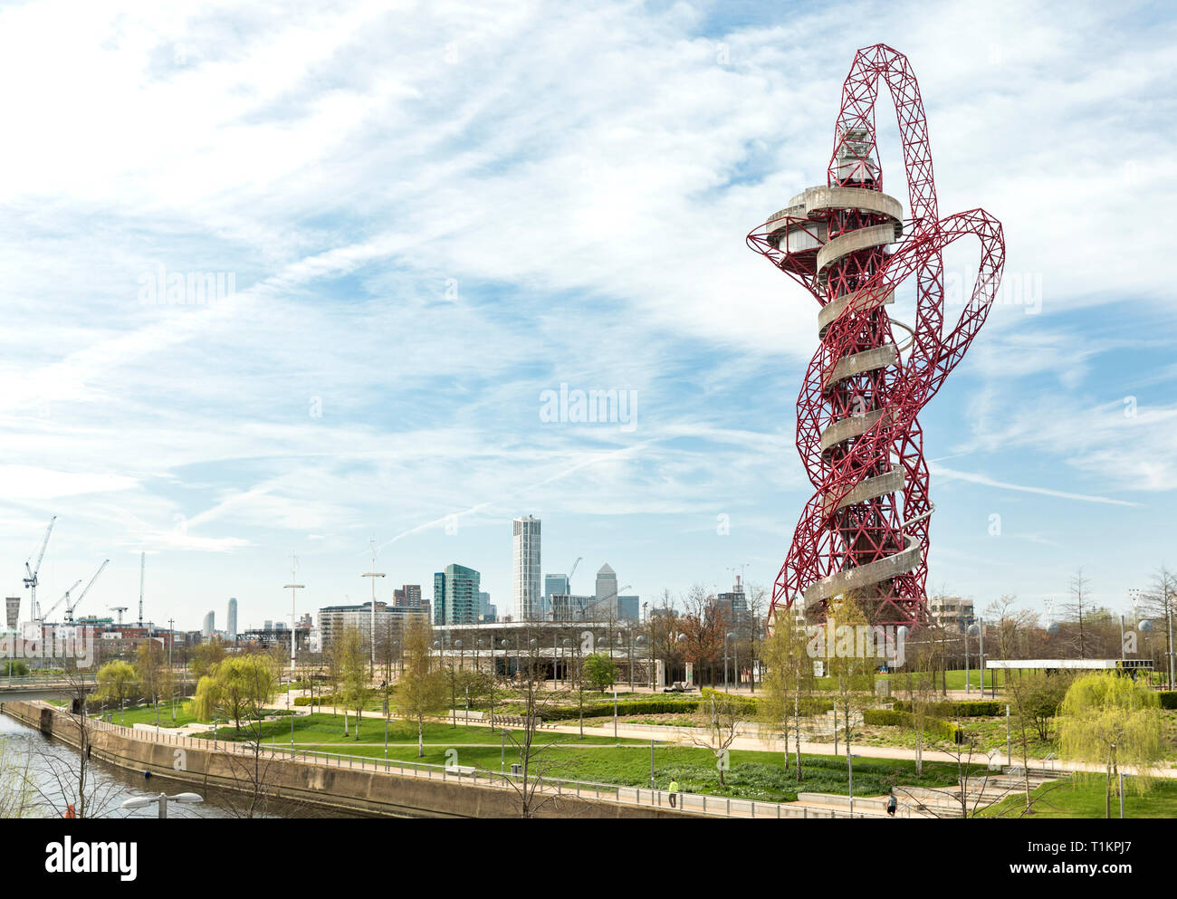 Arcelormittal orbit Turm und schieben Sie im Queen Elizabeth Olympic Park. Stockfoto