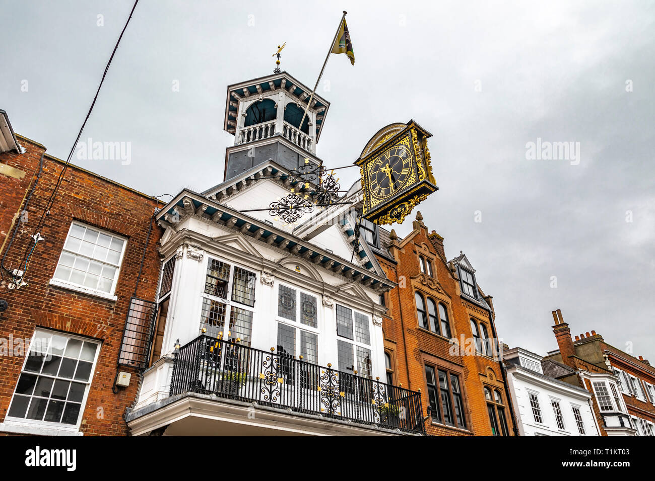 Guildford, Großbritannien - 23 März, 2019: Blick auf die guildhall historische Uhr im Zentrum der Stadt High Street der mittelalterlichen Stadt Guildford, Ger Stockfoto