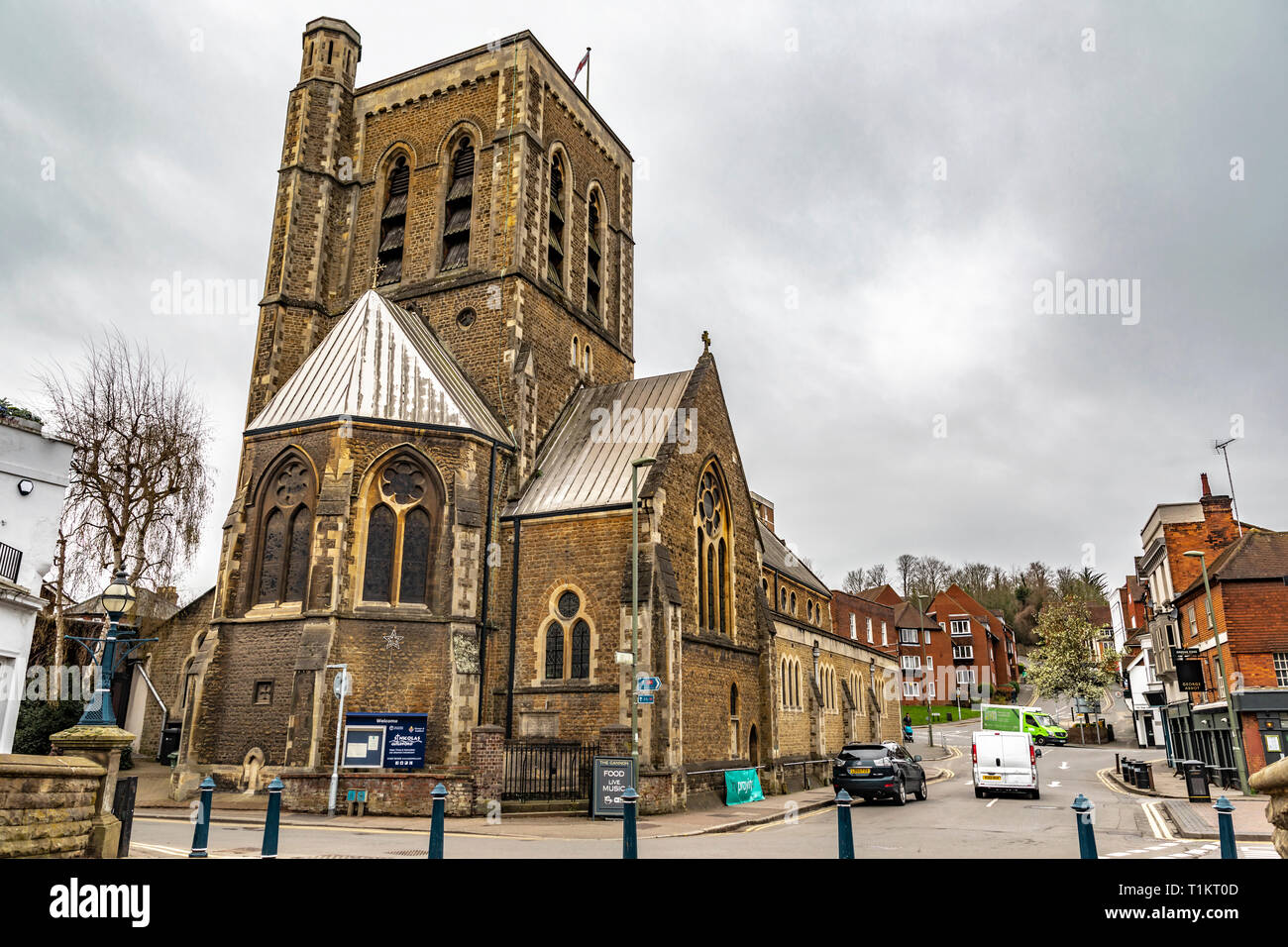 Guildford, Großbritannien - 23 März, 2019: Street View der St. Nikolaus Pfarrkirche von der Stadt Brücke in der mittelalterlichen Stadt Guildford, Englan Stockfoto