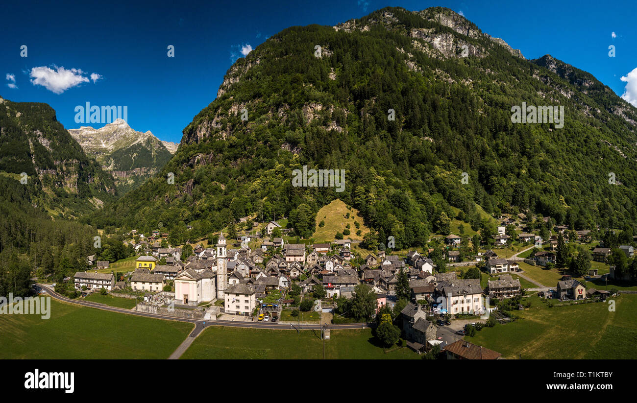 Das Dorf von Sonogno in Verzasca Tal in der Nähe von Locarno, Kanton Tessin, Schweiz - Luftbild panorama bild Stockfoto