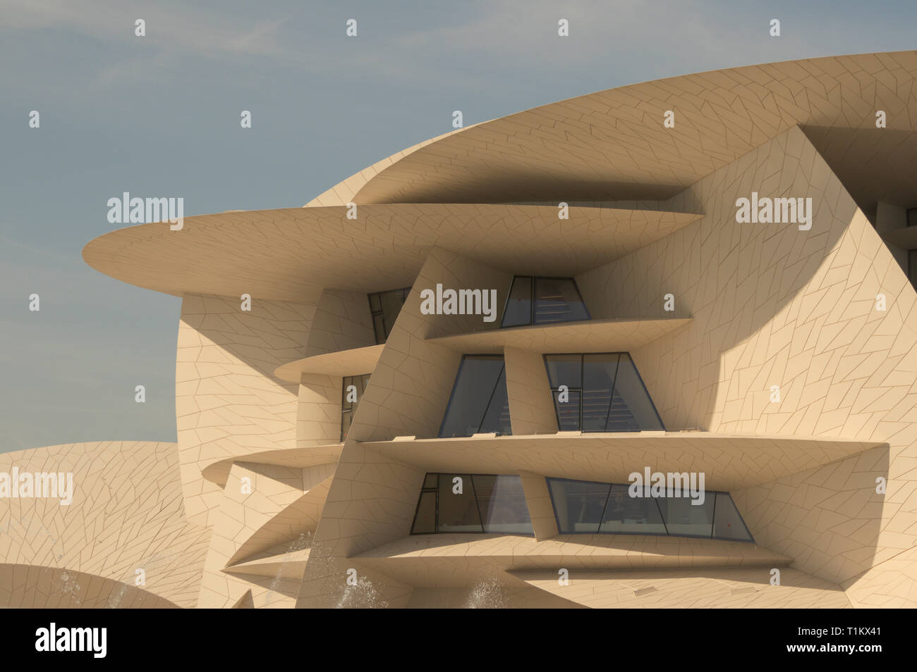 Die Bauarbeiten an dem nationalen Museum von Katar in Doha, Katar, kurz vor der Eröffnung im März 2019 Stockfoto