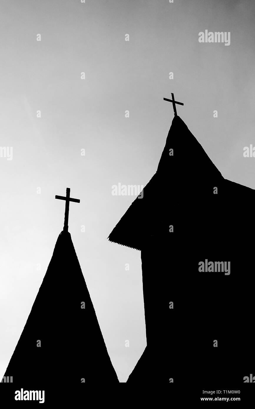 Kirche top oder Kirchturm Silhouette in Schwarz und Weiß. Künstlerische Schwarzweiß-Fotografie. Orthodoxen Christlichen Stil mit Jesus Kreuz auf zwei Kapelle r Stockfoto