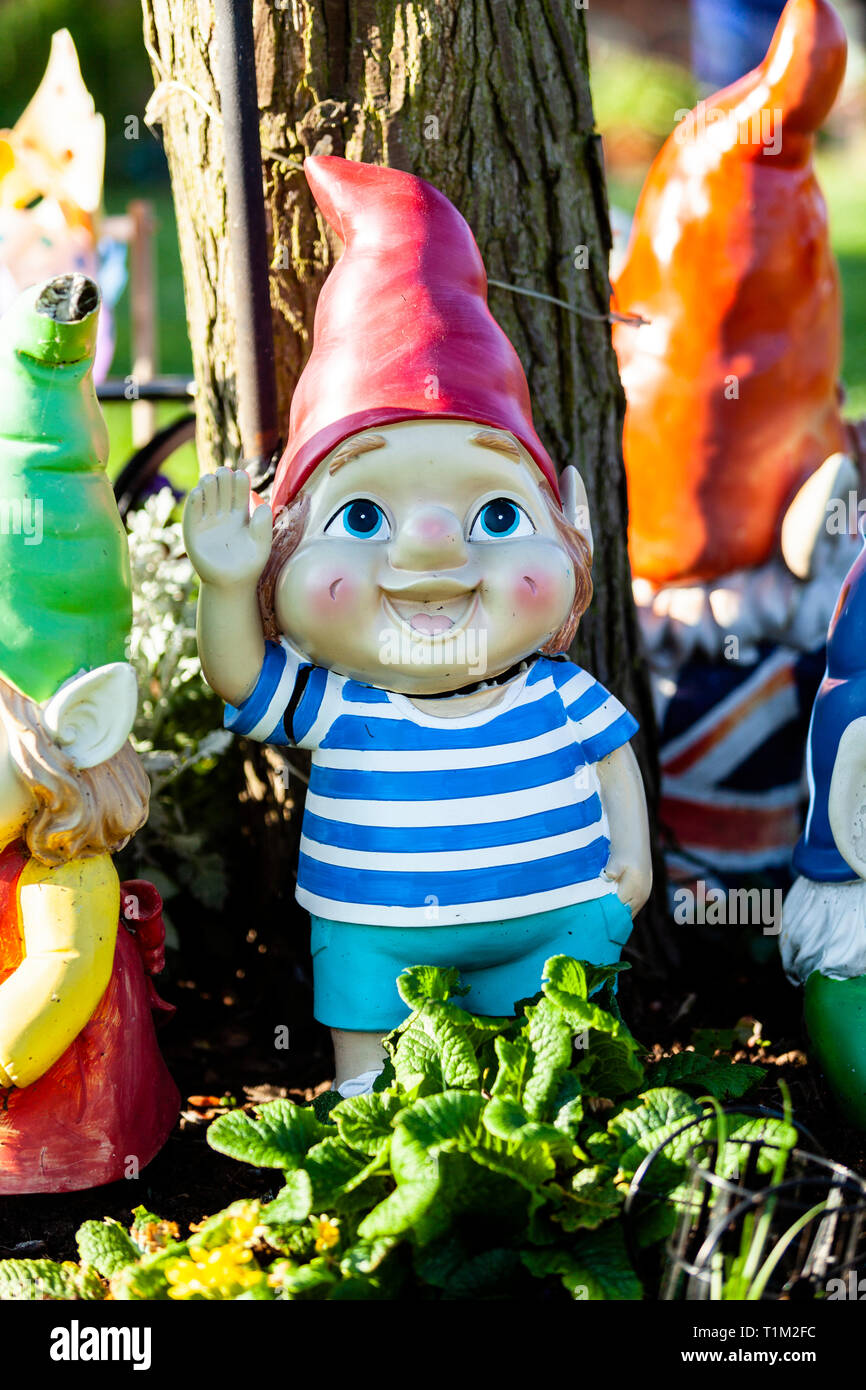Gartenzwerge den Sommer genießen. Stockfoto