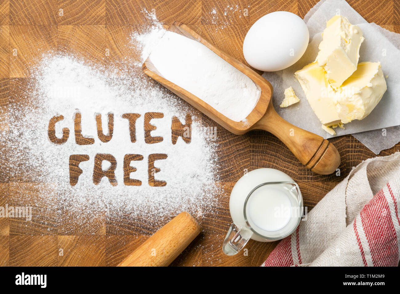 Glutenfrei Backen Konzept - Text mit Küche utencils, Eier, Milch, Butter Stockfoto