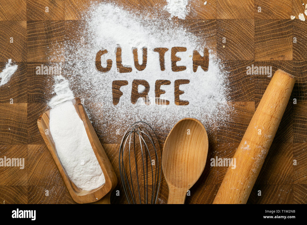 Glutenfrei Backen Konzept - Text mit Küche utencils, Eier, Milch, Butter Stockfoto