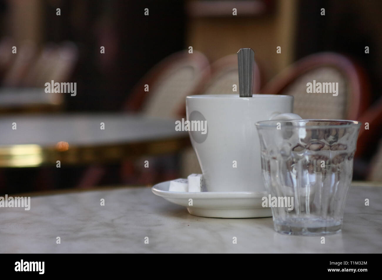Kaffeetasse in einem Pariser Cafe Stockfoto