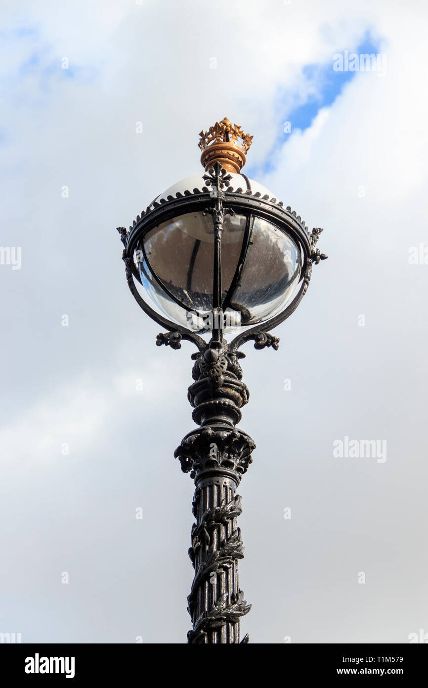 Detail der dekorative Schmiedearbeiten eines viktorianischen Lampe post am Hornsey Lane Bridge, wissen wie's Suicide Bridge", über die A 1 Archway Road in London, Großbritannien Stockfoto