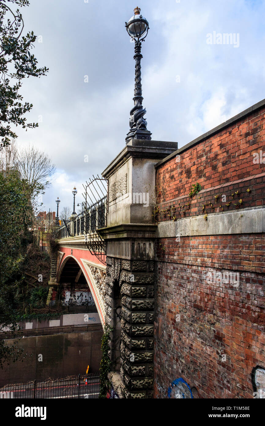 Eine der Viktorianischen lampe Beiträge am Torbogen Brücke, als Suicide bridge" bezeichnet, über die A 1 Torbogen Straße, nördlich von London, Großbritannien Stockfoto