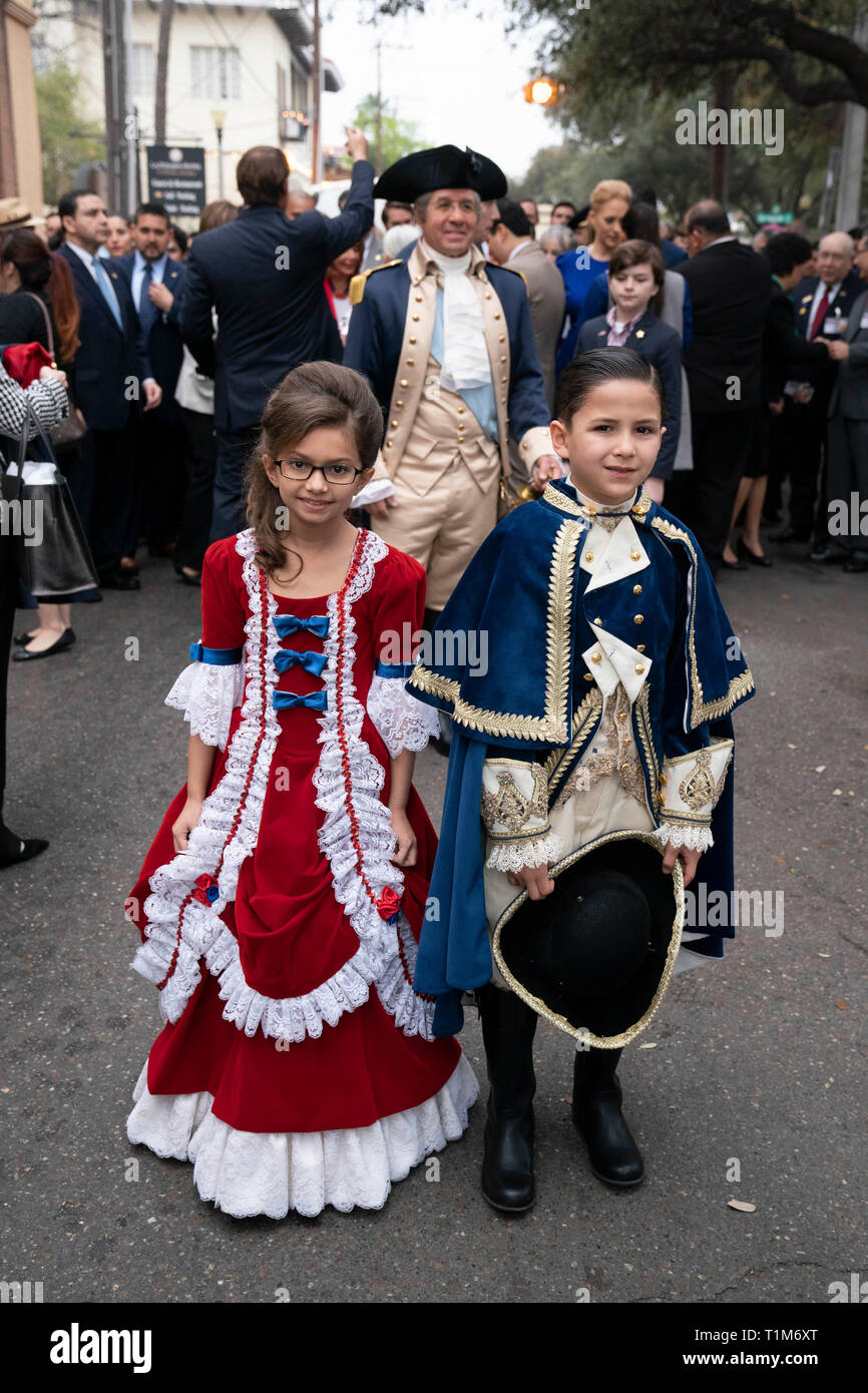 Jugendliche Mädchen und Jungen in der frühen amerikanischen Stil Kostüme darstellen, während Washington's Birthday Celebration Parade in Laredo, Texas Stockfoto