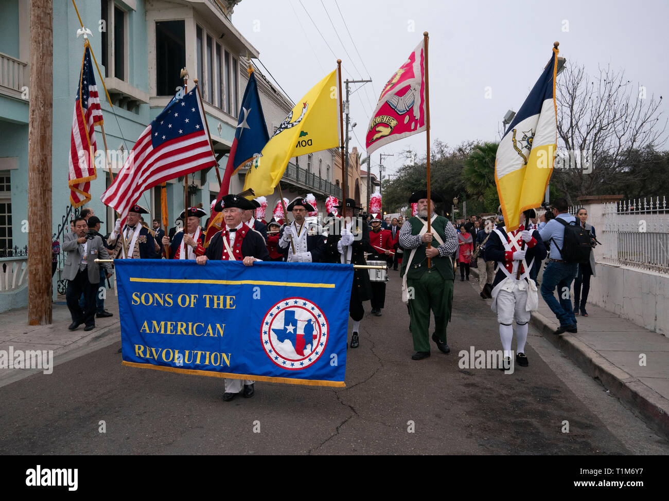 Männer im Amerikanischen Unabhängigkeitskrieg stil Kostüme März in Washington's Birthday Celebration Parade durch die Innenstadt von Laredo, TX. Stockfoto